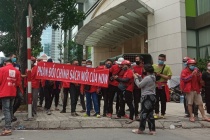 Hàng trăm tài xế Now căng băng rôn, phải đối chính sách mới tại trụ sở