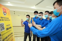Thanh niên tình nguyện “Đi từng ngõ, gõ từng nhà, rà từng người” vận động cài Bluezone
