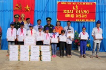 Tặng các phần quà ý nghĩa trong lễ khai giảng năm học mới