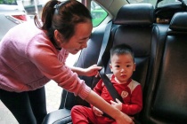 Bộ Công an đề xuất cấm trẻ dưới 12 tuổi ngồi ghế trước ô tô
