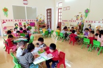 Di chuyển học sinh vật chất điểm trường mầm non bị sạt lở đến nơi an toàn