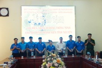 600 thanh niên tình nguyện xây dựng chính quyền điện tử được trao điện thoại thông minh 