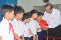 Phó Thủ tướng Trương Hòa Bình tặng quà cho trẻ khuyết tật ở Quảng Ngãi