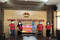 Hội Chữ thập đỏ Vĩnh Phúc cấp phát khẩu trang, nước sát khuẩn cho người dân và cử tri tham gia bầu cử