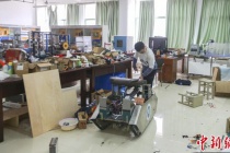 Trung Quốc: Chàng trai bại não chế xe lăn leo cầu thang
