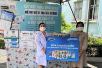 VINAMILK gửi tặng sữa và nhiều phần quà yêu thương đến với các Chiến binh nhí tại bệnh viện Trưng Vương