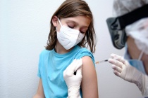 Anh: Xem xét tiêm chủng vaccine cho trẻ em 12-15 tuổi