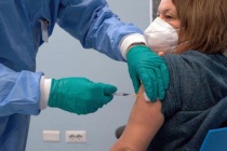 Quyết định tiêm vaccine mũi thứ 3 cho người dễ bị tổn thương