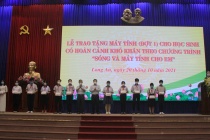 Long An: Trao tặng 227 máy tính cho học sinh khó khăn