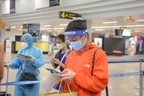 Hành khách đi máy bay vẫn phải kê khai thông tin di chuyển