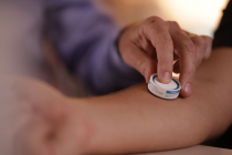 Tương lai có vaccine phòng COVID-19 mới là một miếng dán da