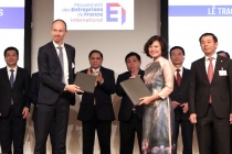 VinFast và EDF ký kết biên bản ghi nhớ hợp tác lắp đặt trạm sạc điện tại Pháp