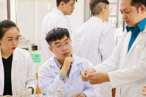 Phó giáo sư biến bùn thải thành vật liệu sản xuất áo chống đạn