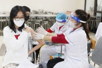 Hà Nội không dừng tiêm vắc xin phòng Covid-19 cho học sinh
