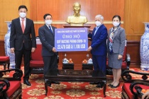 Chủ tịch MTTQ Việt Nam tiếp nhận ủng hộ phòng, chống COVID-19 từ kiều bào