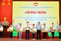 Khen thưởng tập thể, cá nhân có thành tích trong thực hiện Chương trình “Sóng và máy tính cho em”