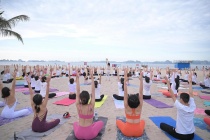 200 người thiền và diễn tập Yoga trên bãi biển vịnh Hạ Long