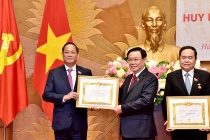 Chủ tịch Quốc hội trao Huy hiệu 40 năm tuổi Đảng tặng các Phó Chủ tịch Quốc hội Trần Thanh Mẫn, Trần Quang Phương