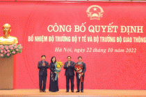 Thủ tướng trao Quyết định bổ nhiệm hai Bộ trưởng