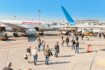 Hơn 58% khách chọn du lịch bằng máy bay, hạ tầng sân bay có đáp ứng đủ?