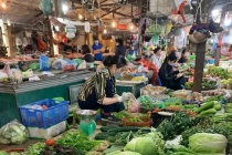 Chợ truyền thống 'nỗ lực' thích nghi sau chuyển đổi