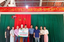 Phục Hưng Holdings trao tặng quà cho bà con bản Ao Lươn, xã Kỳ Phú, huyện Nho Quan, Ninh Bình
