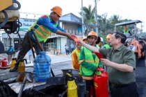 Thủ tướng thăm, tặng quà Tết công nhân, chiến sĩ công an, quân đội