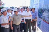 Thủ tướng kiểm tra tiến độ, tặng quà người lao động làm việc tại một số công trình hạ tầng giao thông trọng điểm phía Nam