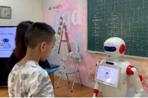 Robot dạy tiếng Anh của nhóm nghiên cứu Học viện Kỹ thuật Quân sự 