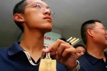 ‘Thần đồng’ 17 tuổi giành huy chương vàng Olympic Toán Quốc tế, từ chối học bổng 1,8 tỷ đồng của Viện công nghệ lớn nhất nước Mỹ để đi tu