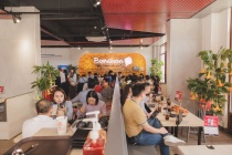 Gen Z đổ xô đến Grand World soi menu, “đu trend” ẩm thực