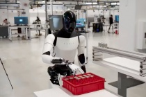 Tesla đưa 2 robot hình người vào làm việc tại nhà máy