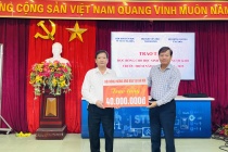 Hội Đồng hương huyện Ứng Hoà trao tặng học bổng cho 40 học sinh nghèo vượt khó năm 2024-2025