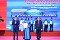 Lãnh đạo công đoàn TSC Vietcombank nhận Giải thưởng Nguyễn Văn Linh