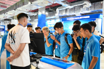 Trường Đại học CMC tặng laptop cho 100% tân sinh viên nhập học năm 2024 