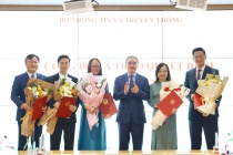 Bộ TT&TT trao quyết định về công tác cán bộ