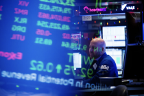 Dow Jones lần đầu tiên vượt 44.000 điểm, giá dầu giảm