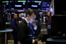 Nasdaq lập kỷ lục mới dù Dow Jones giảm 8 phiên liên tiếp, giá dầu đi xuống