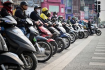 Tăng gấp 10 lần mức phạt với người đi xe máy lên vỉa hè