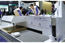 Chạy đua phô diễn công nghệ với robot hút bụi