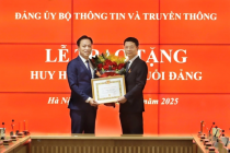 Bộ trưởng Bộ TT&TT Nguyễn Mạnh Hùng nhận Huy hiệu 40 năm tuổi Đảng