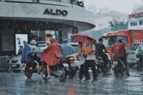 Bác bỏ thông tin dừng xe mặc áo mưa bị phạt 14 triệu đồng
