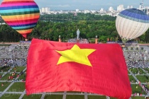 Xúc động hình ảnh đại kỳ tung bay trên quảng trường Hồ Chí Minh