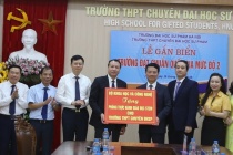 Bộ trưởng Nguyễn Mạnh Hùng trao tặng Phòng thực hành giáo dục STEM cho Trường THPT chuyên ĐH Sư phạm