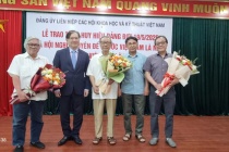Đảng ủy Liên hiệp Hội Việt Nam trao huy hiệu Đảng cho 26 đảng viên