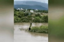 Máy bay không người lái cứu cháu bé mắc kẹt giữa dòng sông