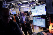 Chứng khoán Mỹ tăng điểm nhờ cổ phiếu Apple, giá dầu xuống đáy 8 tuần