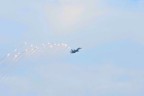 Chùm ảnh: Mãn nhãn màn tiêm kích Su-30MK2 thả đạn nhiễu rực sáng trên bầu trời Thủ đô