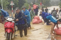 Ủy ban MTTQ Việt Nam thành phố Hà Nội hỗ trợ 5 tỉnh 55 tỷ đồng để khắc phục hậu quả của bão số 10