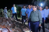 Thủ tướng viếng những người thiệt mạng, thăm hỏi người dân bị thiệt hại do lốc xoáy tại Ninh Bình